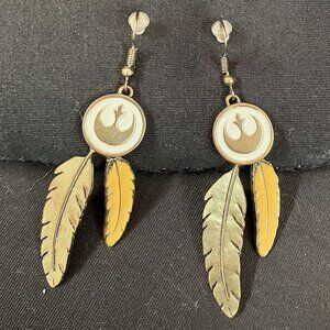 Bioworld Star Wars Ahcho-To Porg Metal Feather Dangle Earrings